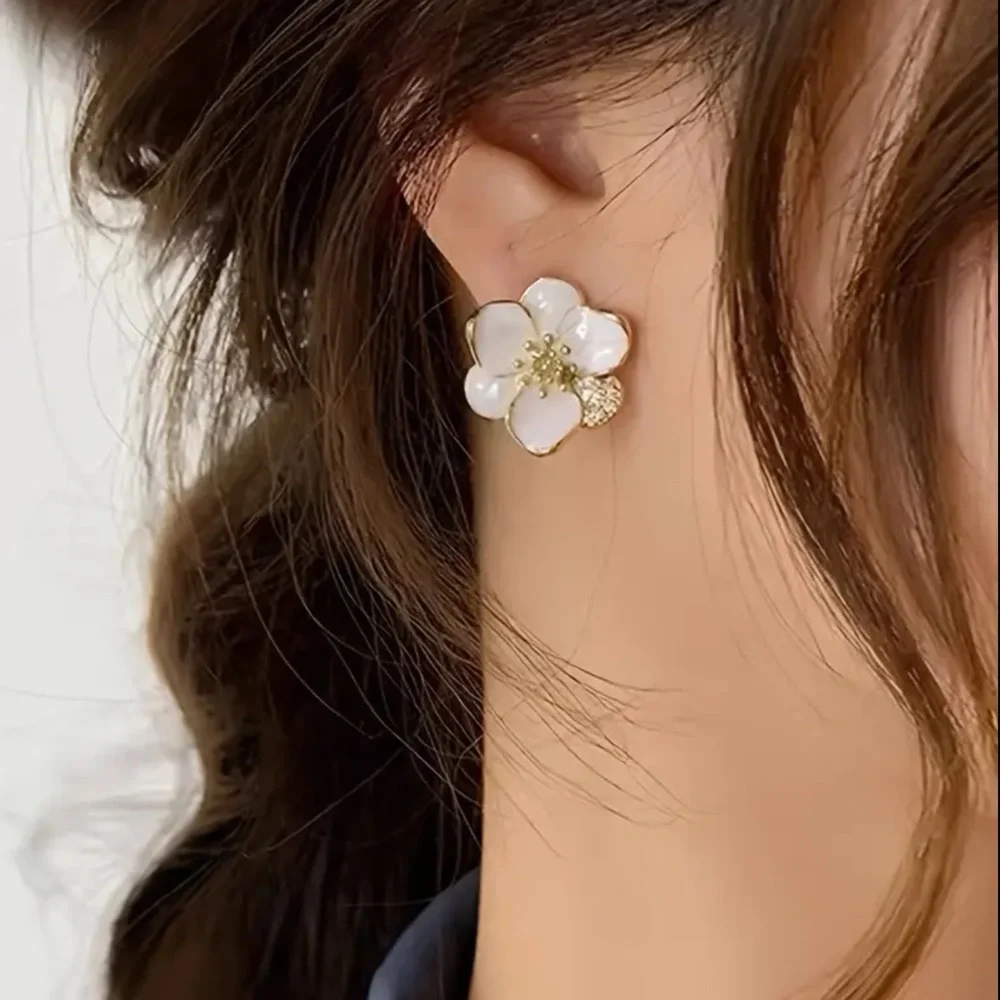 🌸GoldTone Polychrome White Hibiscus Flower Post Back Earrings